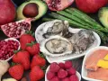 Fresche fragole, lamponi, melagrana e avocado: un assaggio di frutta di stagione febbraio, con ostriche e salmone per un pasto completo.
