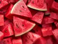 Fette succose di anguria, pronte per essere gustate. Il frutto perfetto da coltivare in estate per rinfrescarsi.