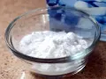 Mal bianco? Il bicarbonato è un rimedio naturale versatile. Ecco una ciotola piena di polvere bianca, pronta per ogni uso.