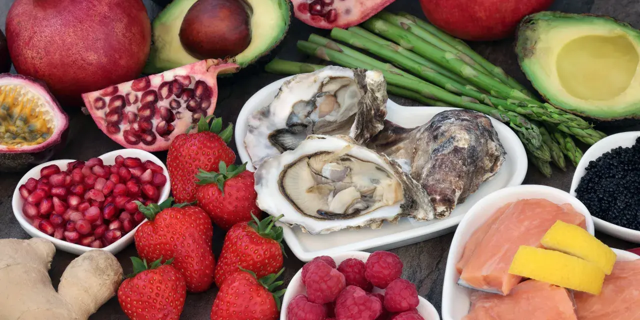 Fresche fragole, lamponi, melagrana e avocado: un assaggio di frutta di stagione febbraio, con ostriche e salmone per un pasto completo.