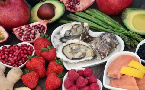 Fresche fragole, lamponi, melagrana e avocado: un assaggio di frutta di stagione febbraio, con ostriche e salmone per un pasto completo.