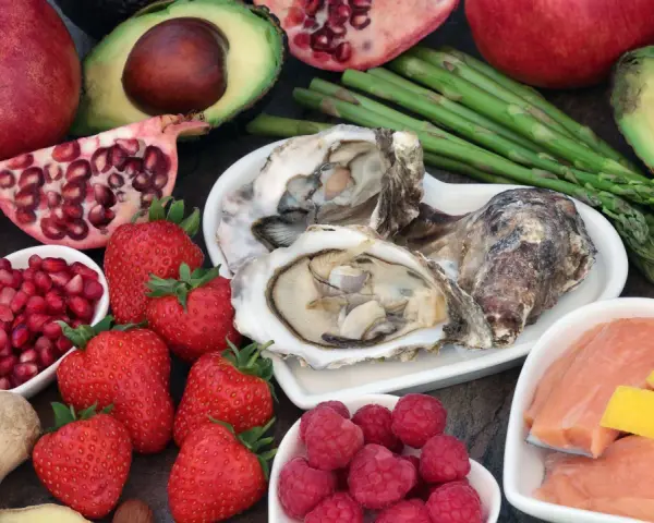 Fresche fragole, lamponi, melagrana e avocado: un assaggio di frutta di stagione febbraio, con ostriche e salmone per un pasto completo.