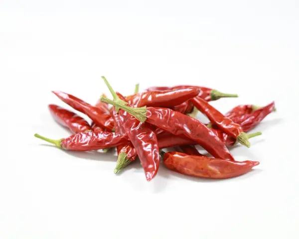 Un mucchio di peperoncini secchi rossi, pronti a dare un tocco piccante ai tuoi piatti.