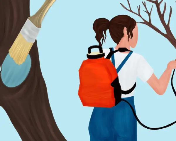 Donna con zaino irroratore disinfetta attrezzi potatura e un taglio su un albero.