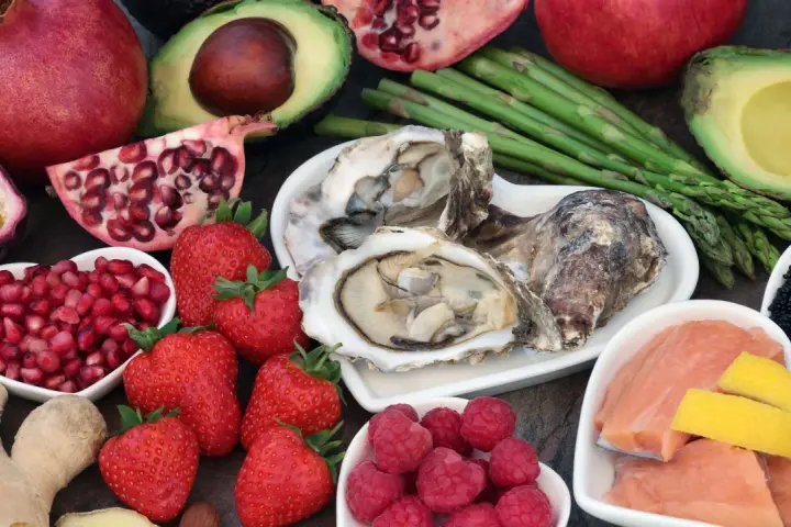 Fresche fragole, lamponi, melagrana e avocado: un assaggio di frutta di stagione febbraio, con ostriche e salmone per un pasto completo.