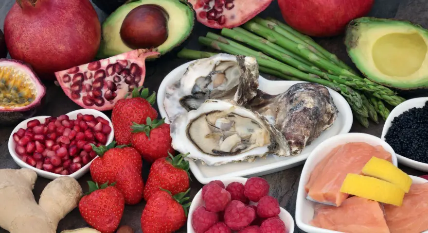 Fresche fragole, lamponi, melagrana e avocado: un assaggio di frutta di stagione febbraio, con ostriche e salmone per un pasto completo.