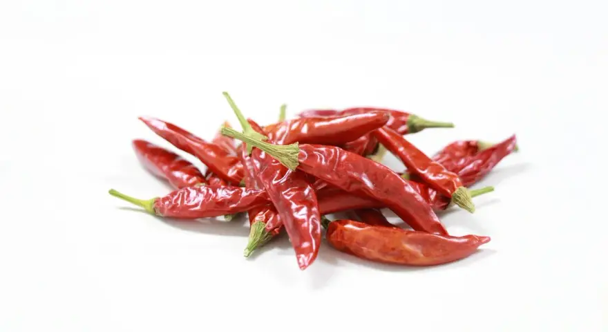 Un mucchio di peperoncini secchi rossi, pronti a dare un tocco piccante ai tuoi piatti.