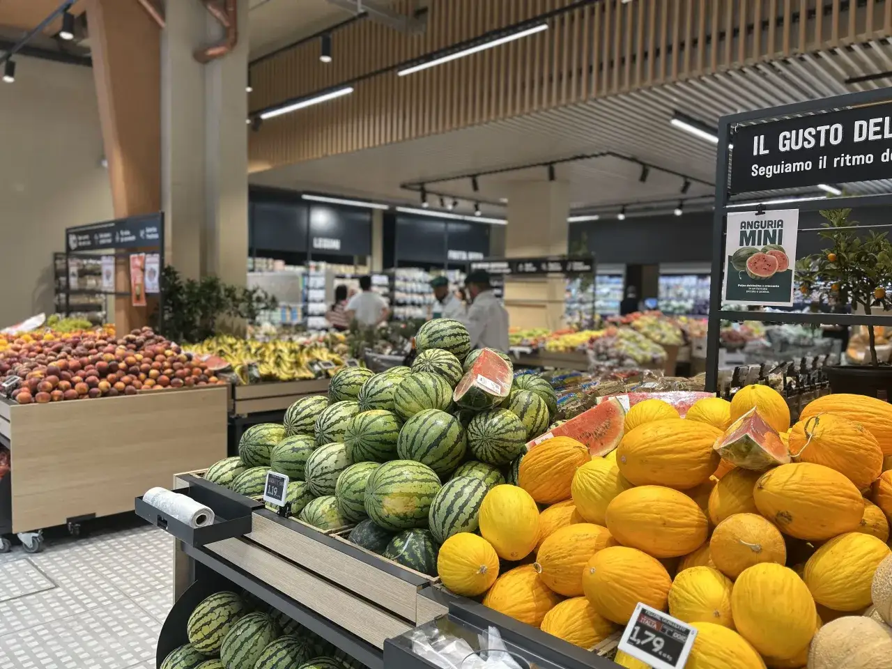 Angurie e meloni gialli, ortaggi estivi perfetti per rinfrescarsi. Frutta fresca in abbondanza.