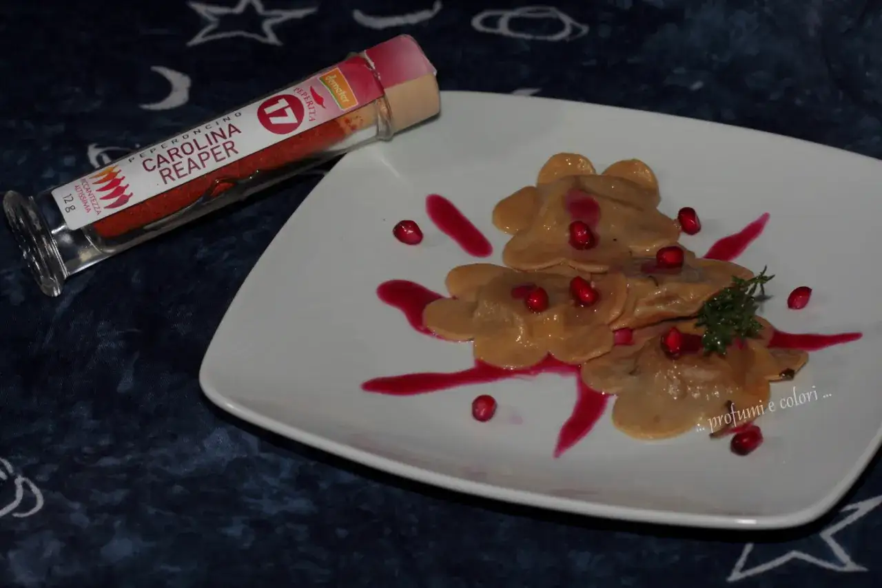 Ravioli decorati con melograno e un tocco di Carolina Reaper, il peperoncino con il pi&ugrave; alto valore Scoville, per un'esplosione di sapore.